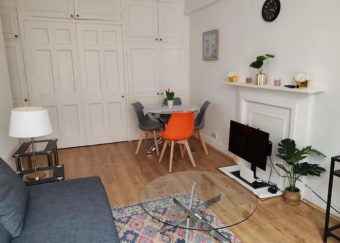 Nice Two Bedroom Apartment In Bayswater